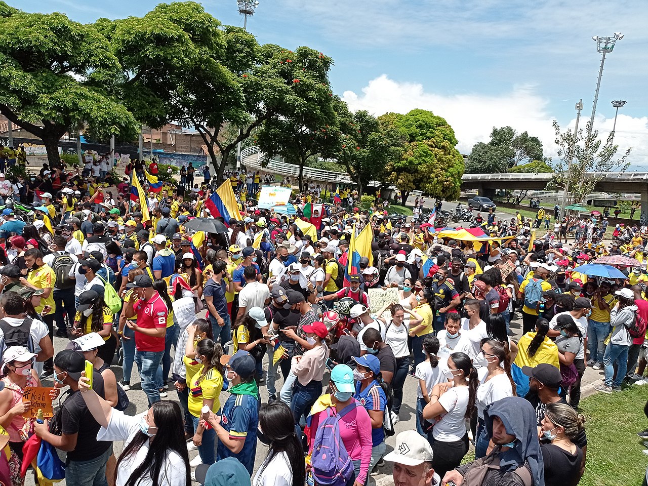 Manifestación multitudinaria en Cali contra la reforma tributaria en Colombia