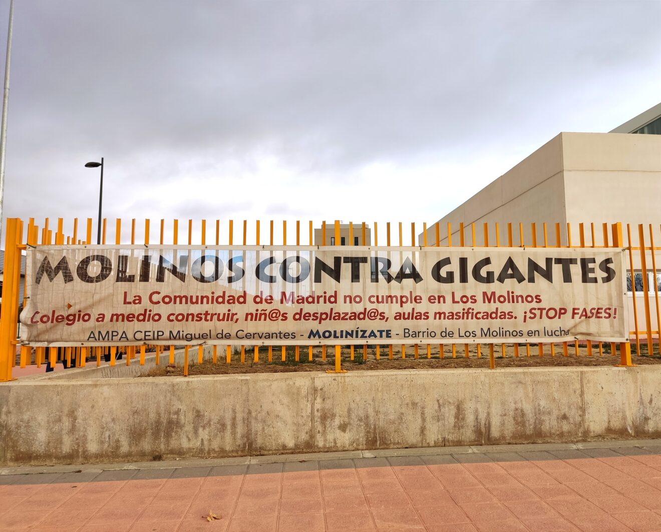 La Comunidad de Madrid maniobra para continuar retrasando la construcción del instituto de Los Molinos
