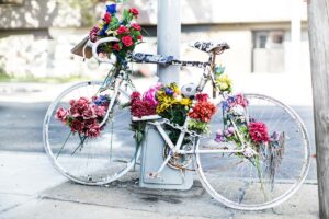 Fotografía de Henry Hargreaves del memorial de Mathieu Lefevre fallecido cuando circulaba en bicicleta.