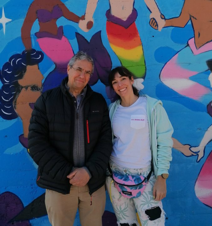 Jesús Pérez con la artista Iris Simancas en la restauración de su mural LGTBI+ de Getafe que fue vandalizado en octubre de 2022